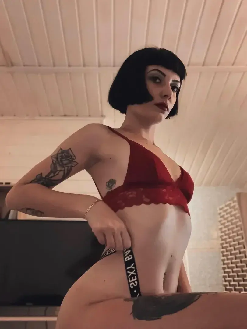 Leak & nude MYM — Divinity_luna : « J’avais 20 ans ici ! Tu veux en voir plus sur mes anciens shootings ? Viens me voir vite ! » (MYM)