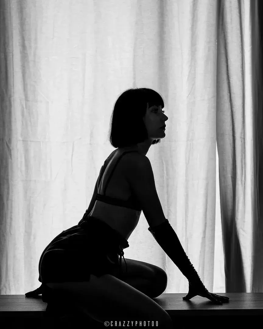Leak & nude MYM — Divinity_luna : « J’adore cette photo dans le mood domina quand j’avais 20 ans ! » (MYM)