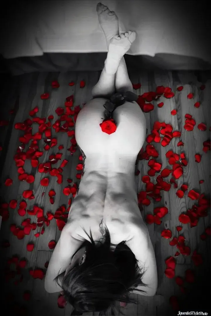 Série spéciale pétales de roses avec photographe