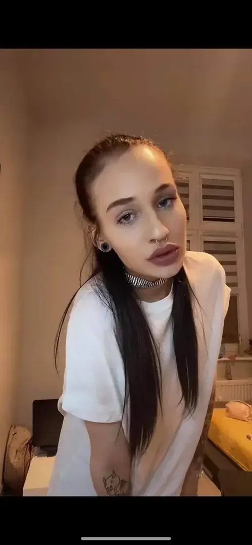 Zapraszam nowych subskrybentów na swój profil 🤩🔥 Regularnie wrzucane pikantne materiały wraz z twarzą, możliwość chatu ze mna 😋👅