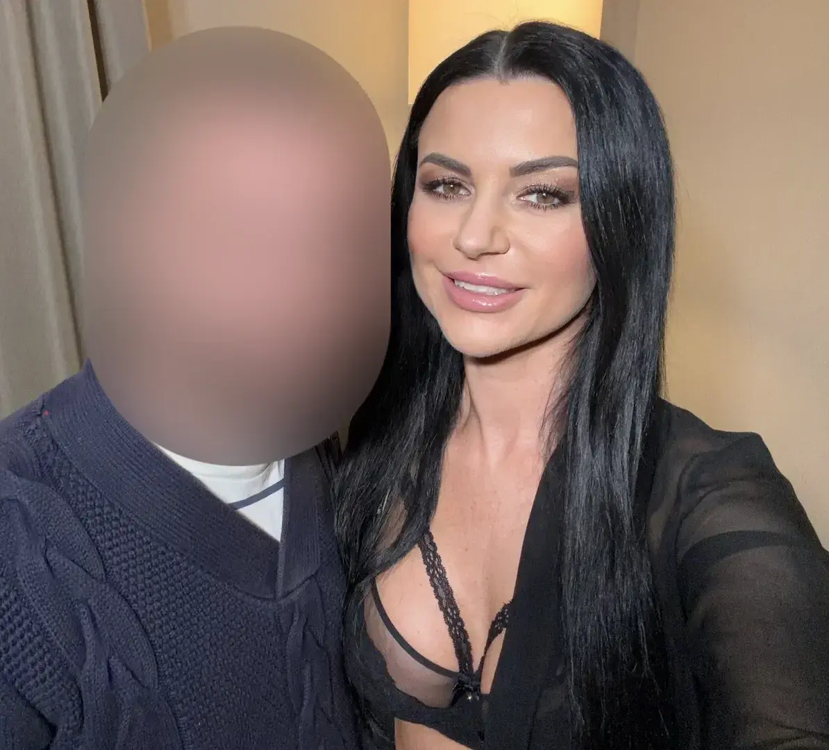 Leak & nude MYM — aniakinski : « MES VRAIES VIDÉOS LIBERTINES : TOM 🍆💦J'accompagne Greg en déplacement professionnel pour profiter des services de l'hôtel...Greg me previent qu'il rentrera de sa réunion accompagné 🥳Je me prépare pour recevoir son invité comme il se doit... 😜 » (MYM)