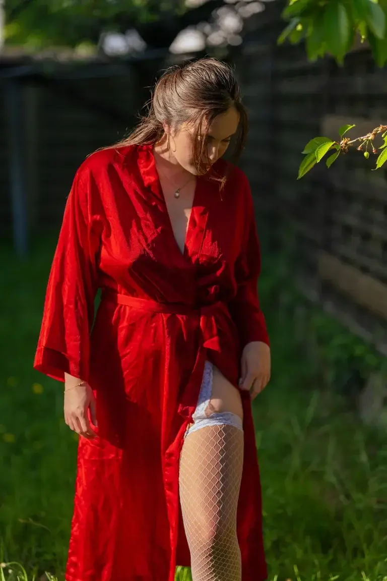 Leak & nude MYM — Juju_labretonne : « T'aurais pas envie de voir la jolie lingerie qui se cache sous ce peignoir ? 😉 » (MYM)