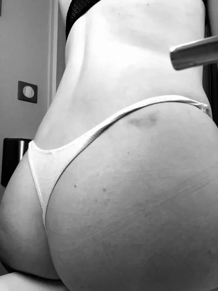 On m’a claquer les fesses 😏🔞🍑.#string #promo #sexy #blancetnoir #noiretblanc #love #mym #mymfans