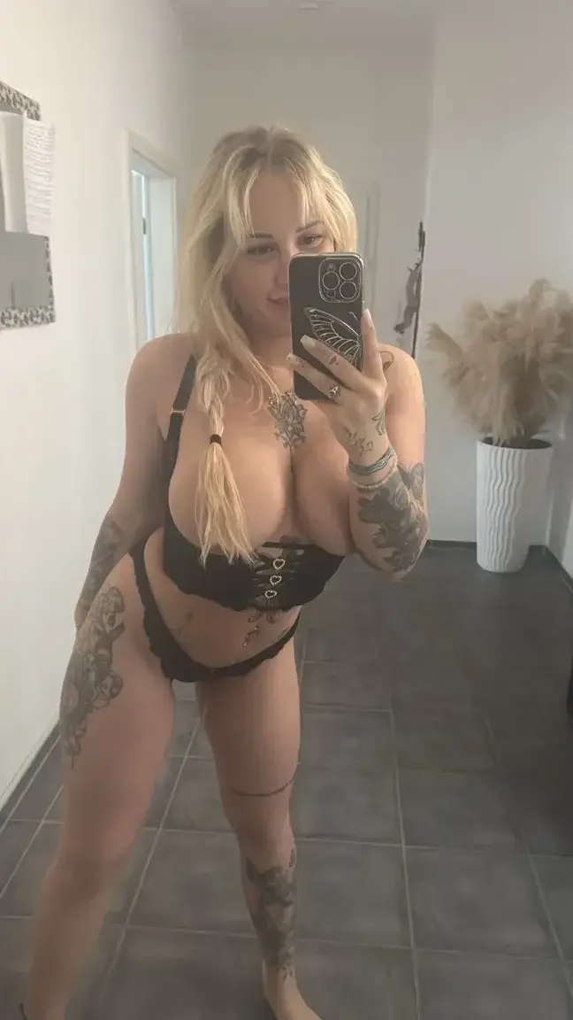 Leak & nude MYM — Lottex : « gut geschlafen?💋 » (MYM)