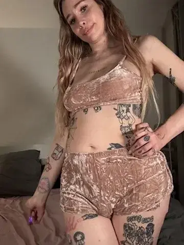 Leak & nude MYM — Bellehaze : « Tu savais que mes seins étaient 100% naturelles ? » (MYM)