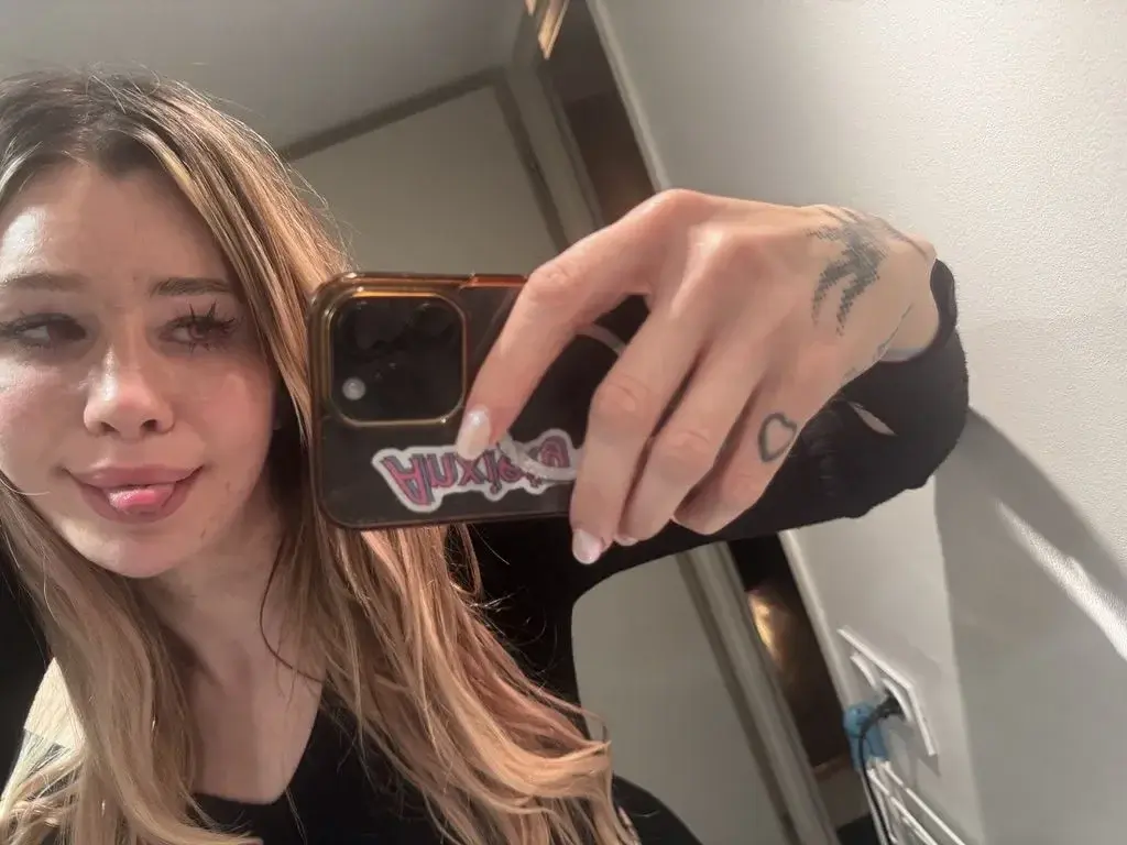 Leak & nude MYM — Bellehaze : « Si tu veux en voir plus... Ton abonnement à moins de 1€ avec le code : 2026 💕 » (MYM)