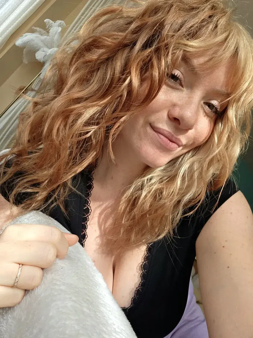 Je suis d'humeur très joueuse. Mon abonnement est totalement gratuit, rejoins-moi en DM pour découvrir ce que je te réserve 😈