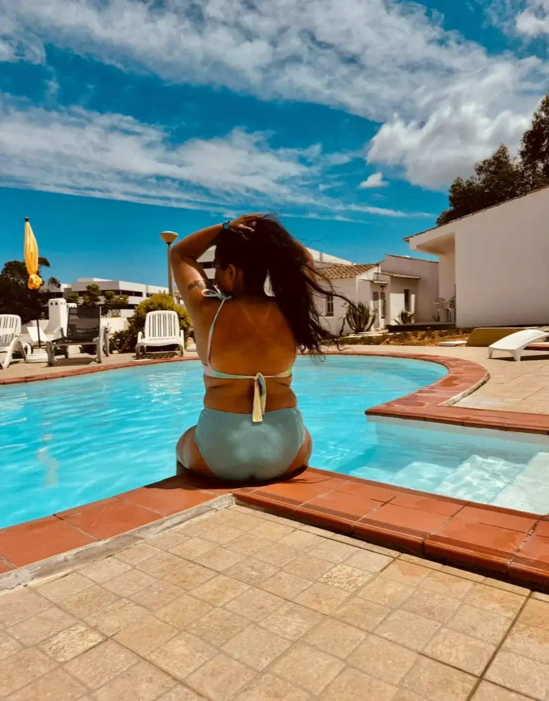 Août ne fait que commencer mais j’ai deja pleines de marques de bronzage.#MYMPoolParty