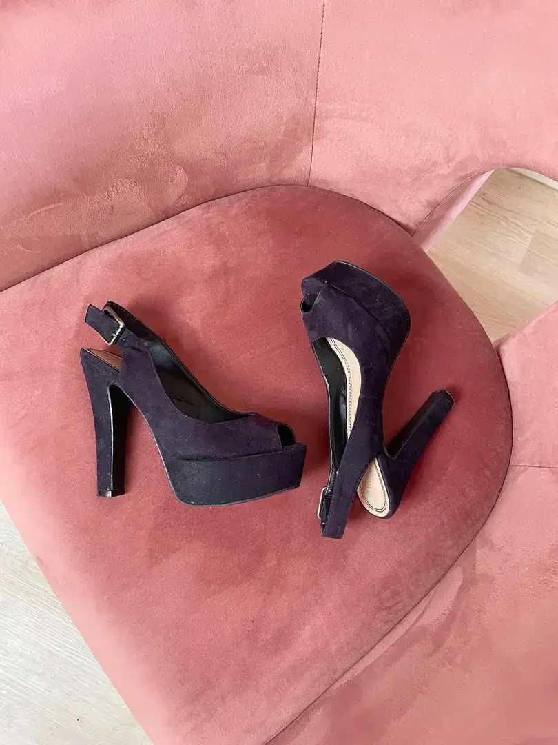 Leak & nude MYM — Andrya : « Aujourd’hui c’est escarpin 👠. Je n’en mets pas souvent mais c’est toujours aussi joli à voir en photo. » (MYM)