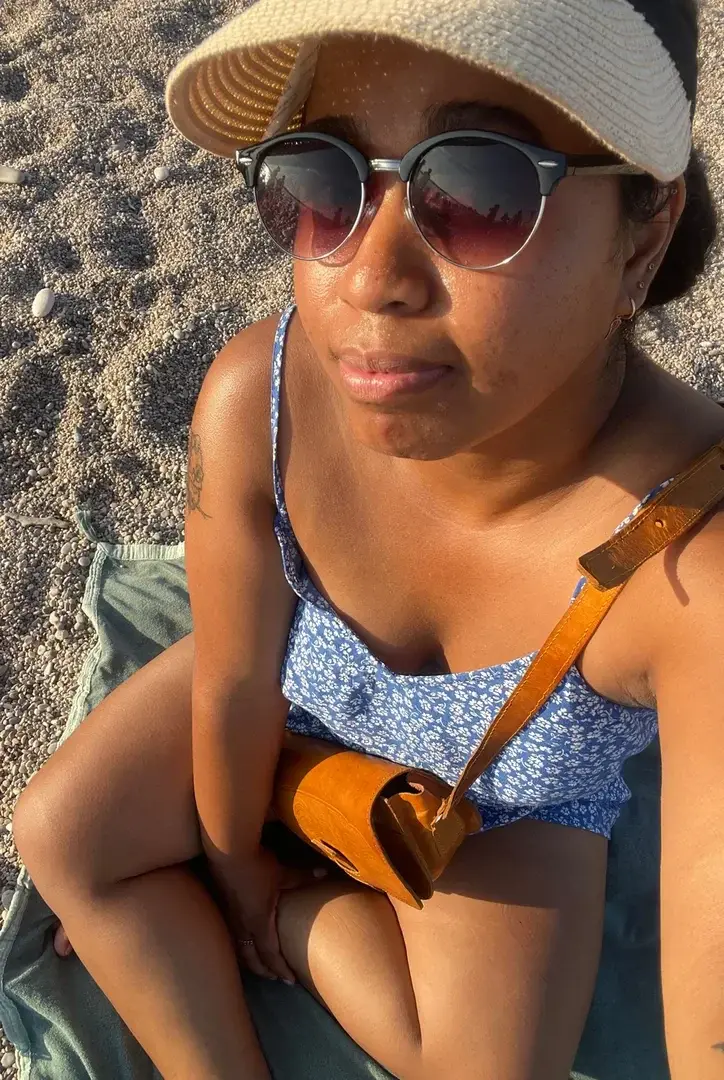 On va dire au revoir à l’été et au soleil chaud. J’aime bien l’été mais l’automne me va mieux ☺️. Des petites brises de vent qui font soulever les jupes 🤭