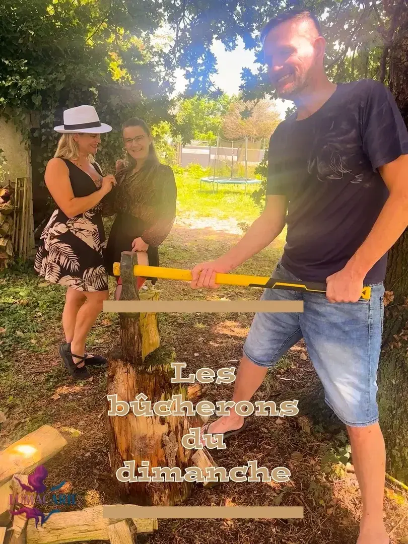 Dans la chaleur d’un après-midi d’été, la forêt s’anime d’un souffle inattendu. Deux bûcherons, chemises entrouvertes et regards complices, croisent le chemin de deux jeunes femmes venues chercher un peu d’ombre sous le grand chêne. Le bois craque, l’air vibre, les gestes se font plus proches, plus francs. Le travail laisse place au jeu, les outils tombent, les corps s’approchent. Entre rires, tensions et désir, la nature devient le théâtre d’une envie brûlante. Une parenthèse sauvage, charnelle et sans détour, au cœur des feuillages