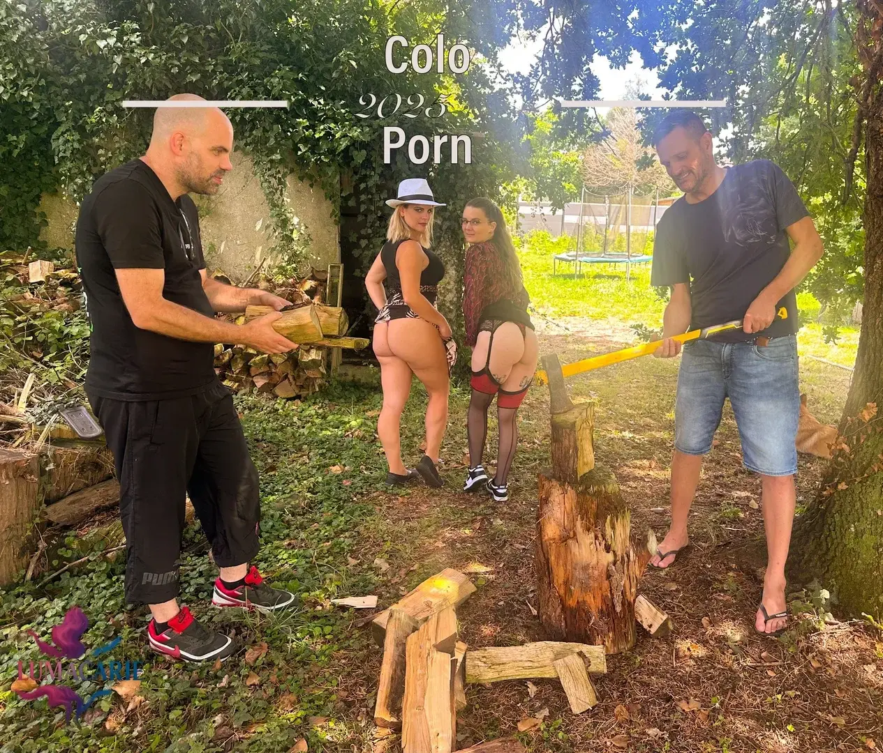 Dans la chaleur d’un après-midi d’été, la forêt s’anime d’un souffle inattendu. Deux bûcherons, chemises entrouvertes et regards complices, croisent le chemin de deux jeunes femmes venues chercher un peu d’ombre sous le grand chêne. Le bois craque, l’air vibre, les gestes se font plus proches, plus francs. Le travail laisse place au jeu, les outils tombent, les corps s’approchent. Entre rires, tensions et désir, la nature devient le théâtre d’une envie brûlante. Une parenthèse sauvage, charnelle et sans détour, au cœur des feuillages
