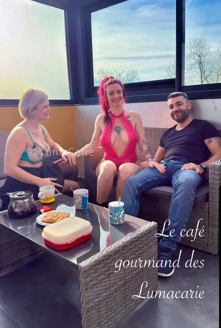 Leak & nude MYM — lumacarie : « ✨ Nouvelle invite au Café Gourmand des Lumacarie ✨Dévoilé aujourd’hui…c’est Miss Paola qui s’invite à la table.Un moment sucré, audacieux,où les regards s’attardent,où le plaisir se savoure lentement,comme un dessert qu’on n’oublie pas.Installez-vous.La surprise est servie. » (MYM)