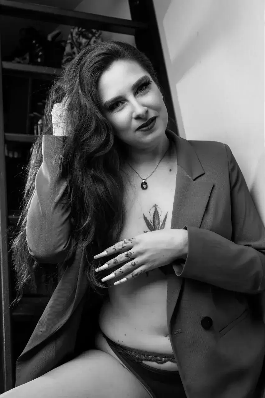 Bonsoir messieurs… 😏Je porte juste un frisson ce soir… qui vient de monter doucement le long de mes cuisses.Qui va oser s’en approcher ? 🔥💋