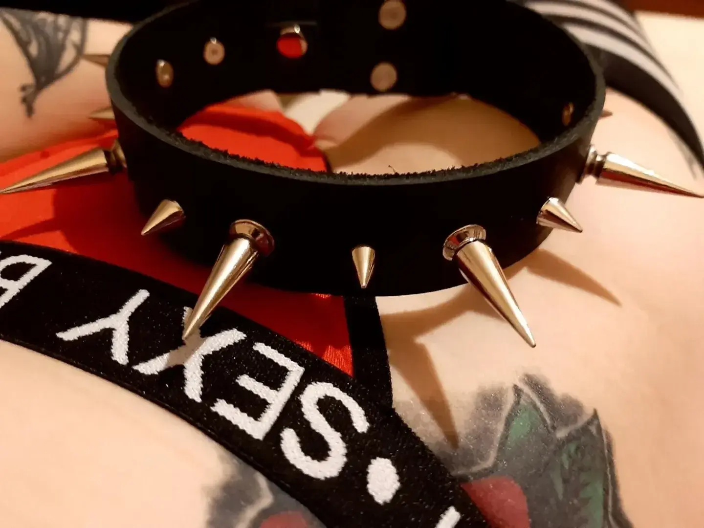 The leather collar is ready. I haven't published it yet, but they already want to buy it.