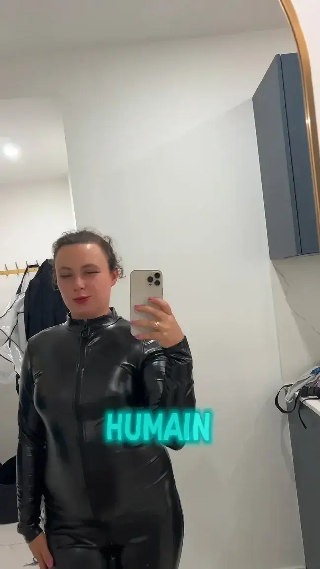 Leak & nude MYM — justineangela : « Bonjour » (MYM)