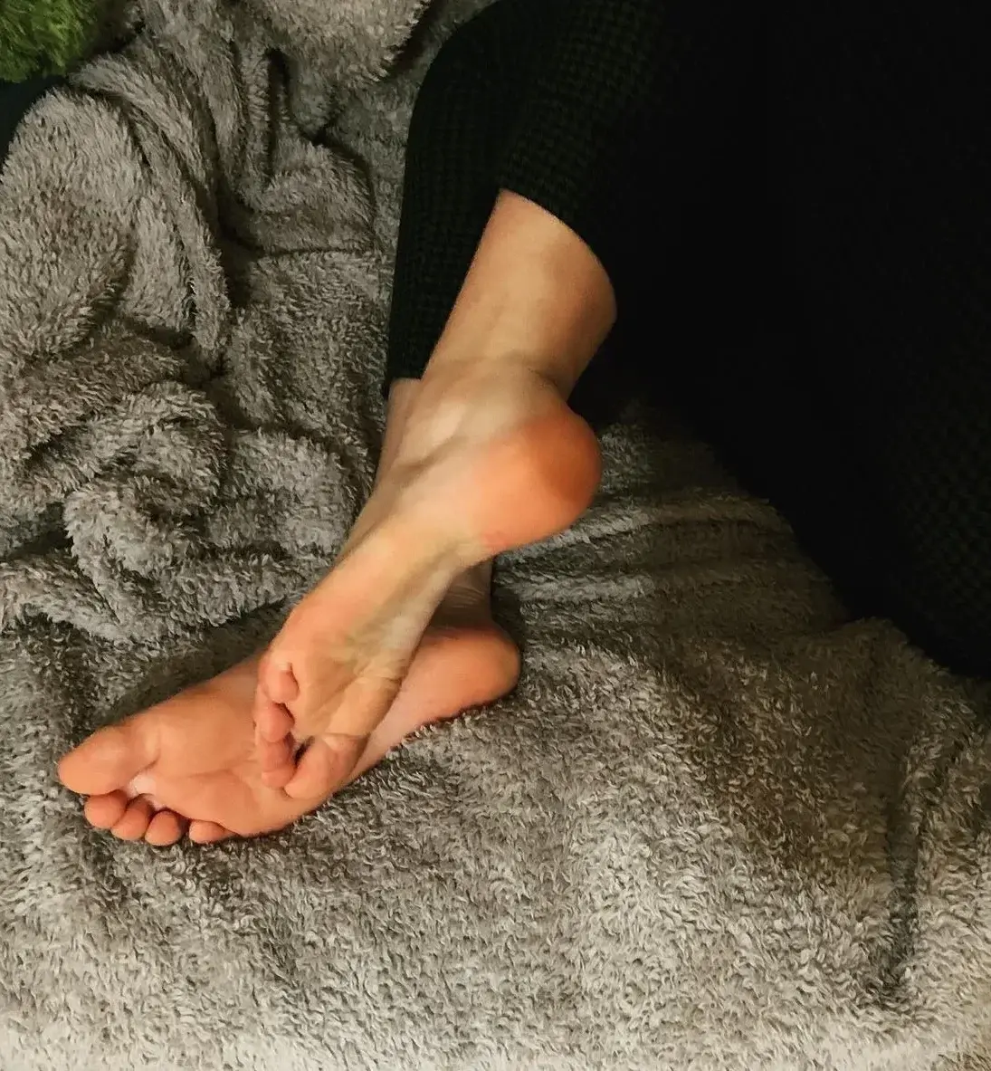 Leak & nude MYM — Beautyfeetandnudes : « Qui veut que je lui envoie des photos personnelles de mes pieds ?😇 » (MYM)