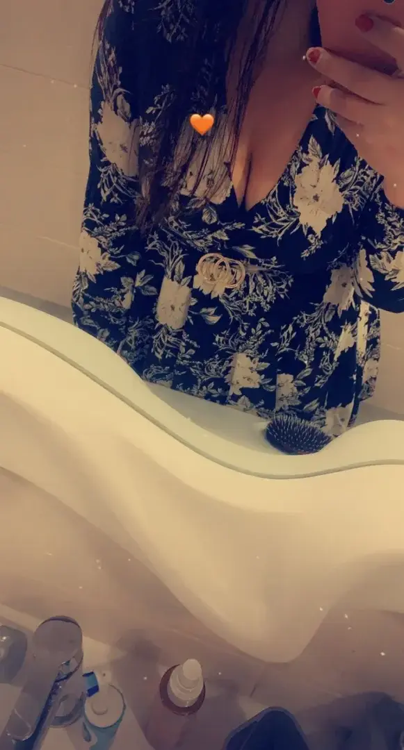 rdv sur mon mym pour une série de nudes et video spécial je suis dans ma salle de bain