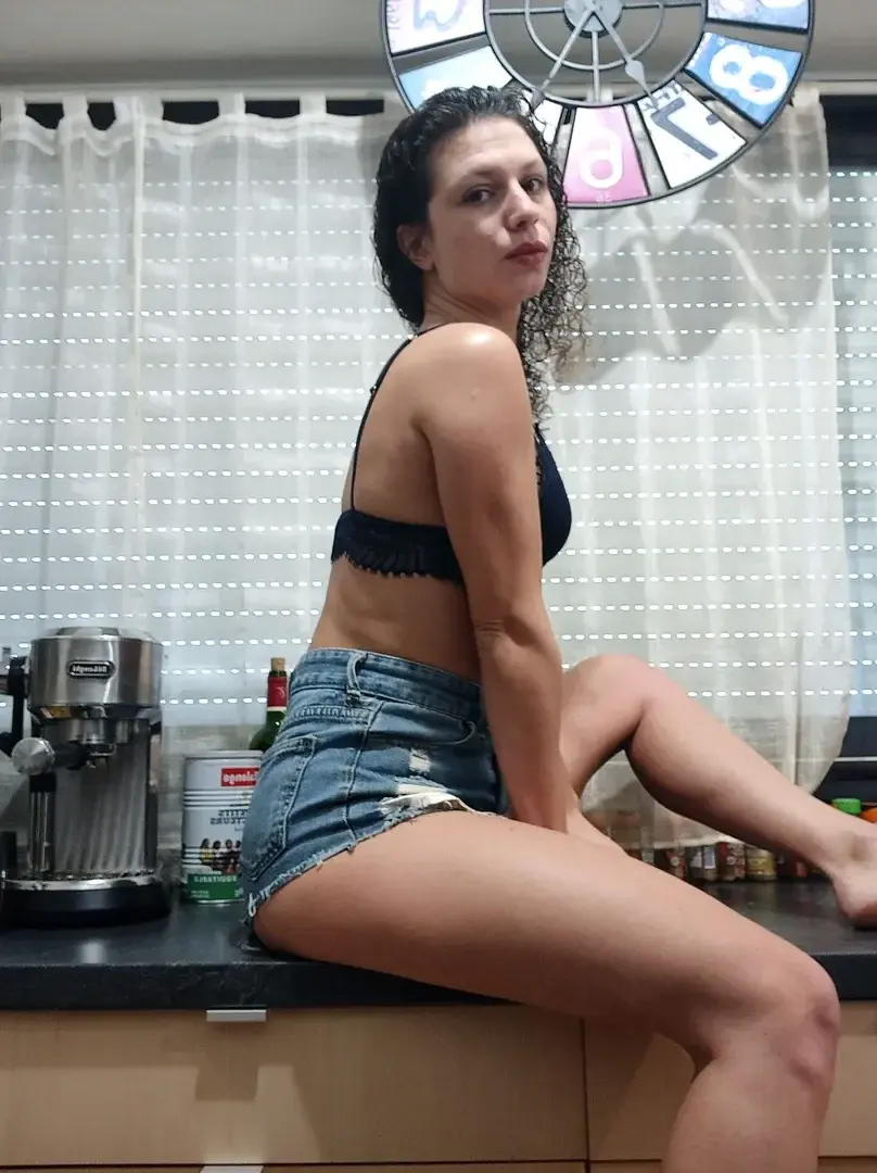 Leak & nude MYM — Lilou_cute : « Le samedi soir tu es plutôt team grosse soirée ou chill à la maison ? ✨😋N'oublie pas de liker si tu veux voir d'autres photos comme ça ! ❤ » (MYM)