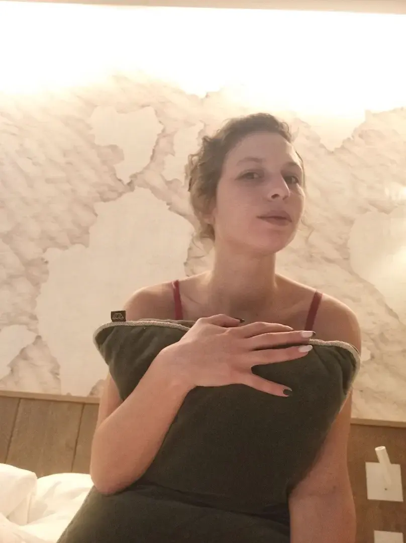 Tu veux que je te montre ce qui se cache derrière le coussin ? ✨🙊🔥