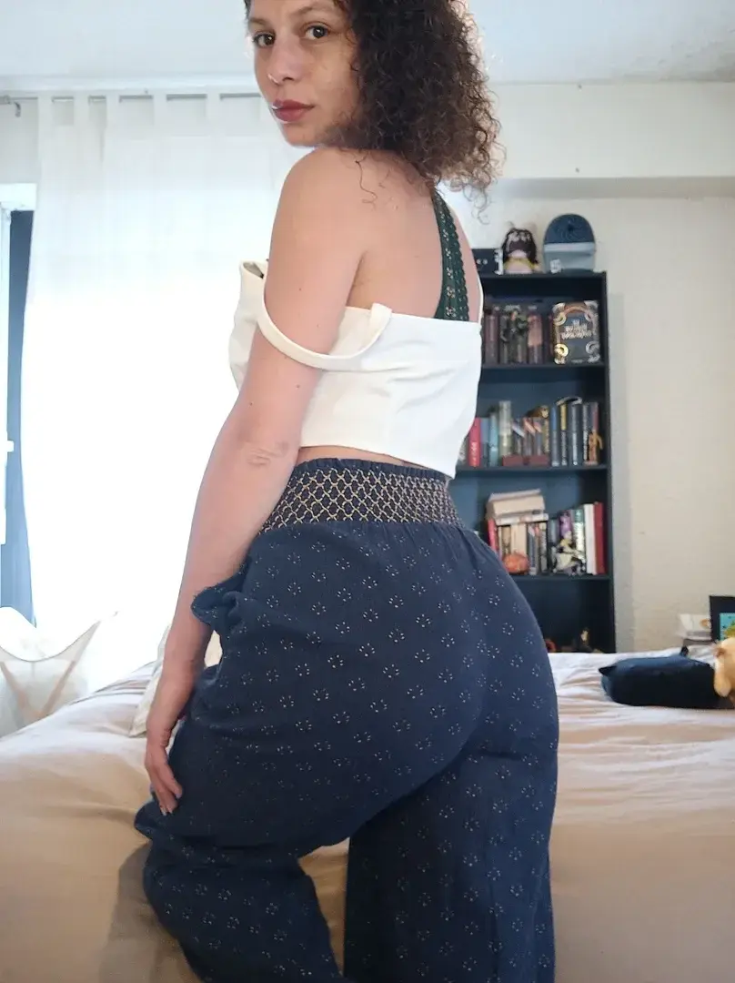Leak & nude MYM — Lilou_cute : « De dos, on imagine.En privé, je confirme 💋👉 Abonne-toi pour voir ce que je garde pour moi. » (MYM)