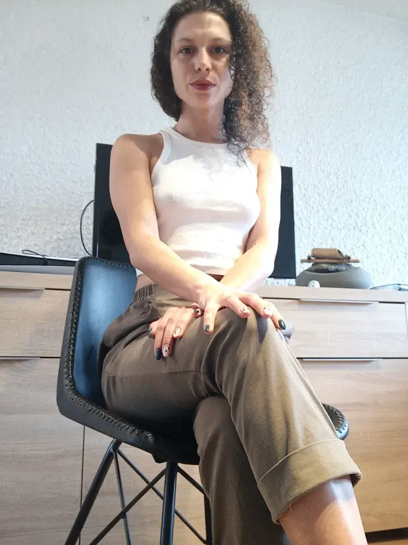 Les gens pensent que je suis une étudiante studieuse... mais ici je montre une autre partie de moi 😇😈👉 abonne-toi pour la découvrir ! 😘
