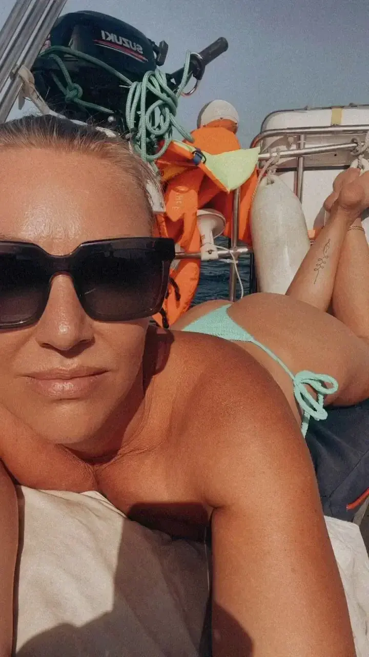 Bonnes vàcances mes coquins!!!!N'oubliez pas le code SACHA2, pour un abonnement à 2€ avec l'accès à TOUTES mes vidéos les plus coquines, sensuelles, sexuelles...