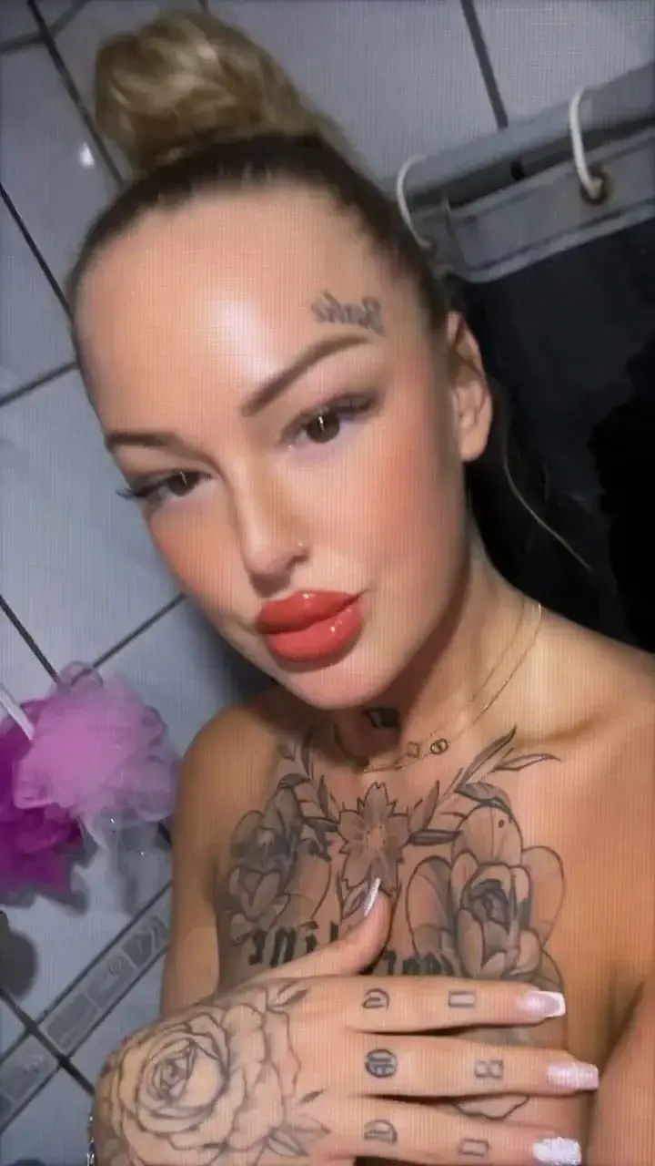 Leak public de Baby_helena — « description de la photo » (nude) sur MYM