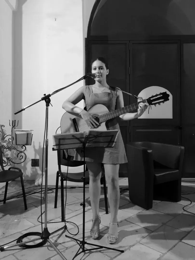 Singing live, black and white