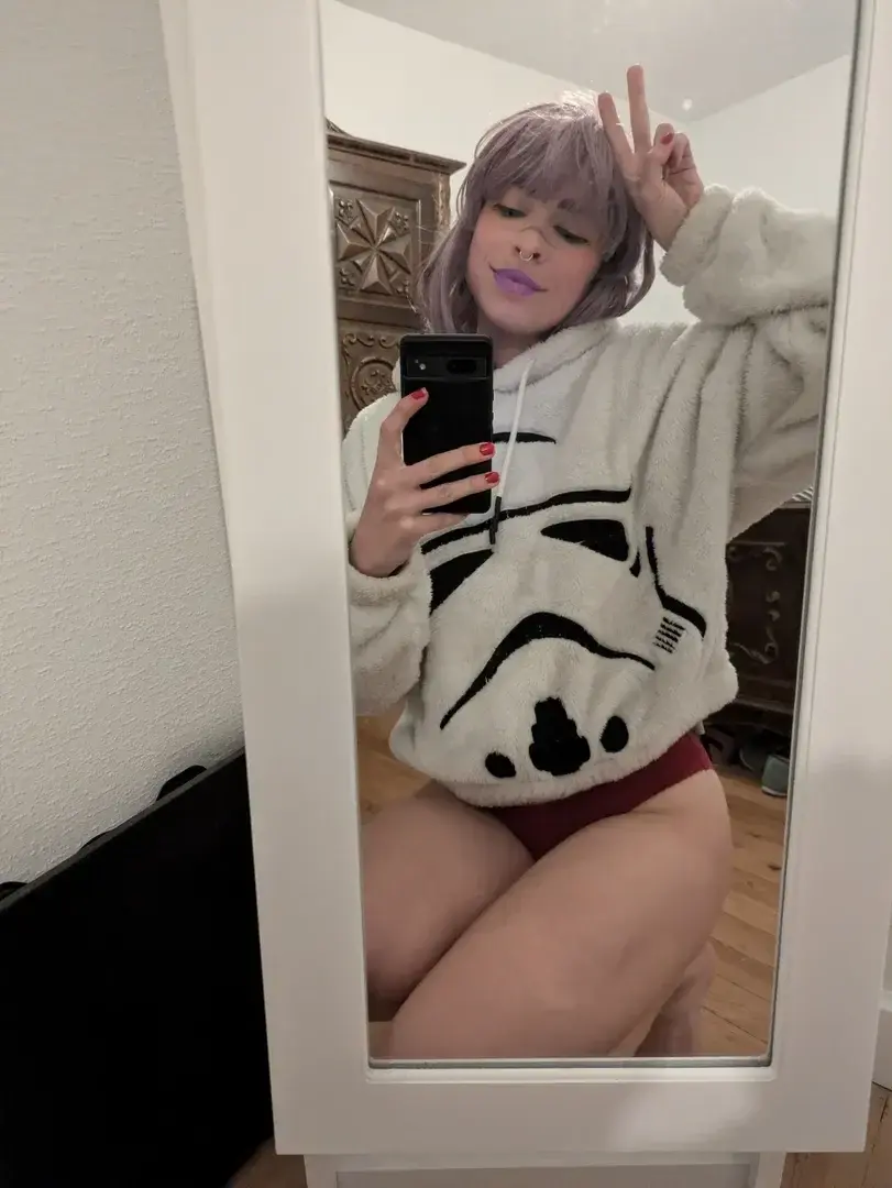Leak & nude MYM — Lila_hana : « Juste chilling at home » (MYM)