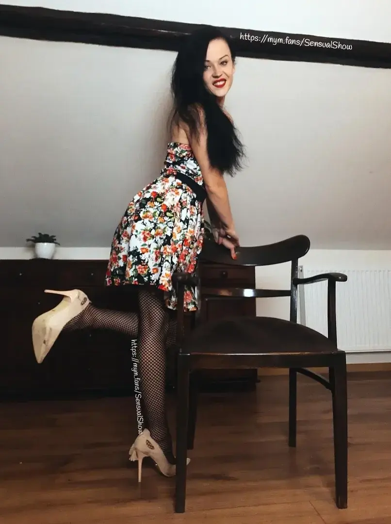 Floral dres, stockings and heels. Perfect combination.