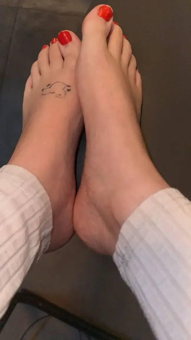 Who wants to lick and massage them??👣🤪
