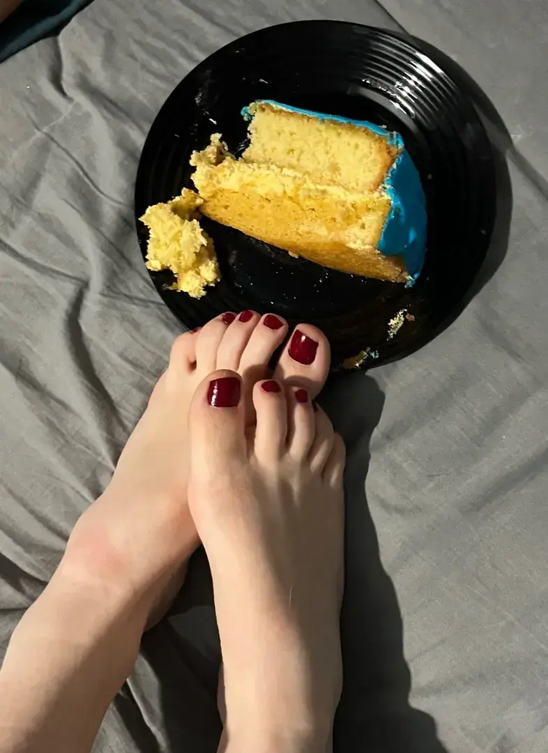 Une petite faim ? #feetandfood #pieds