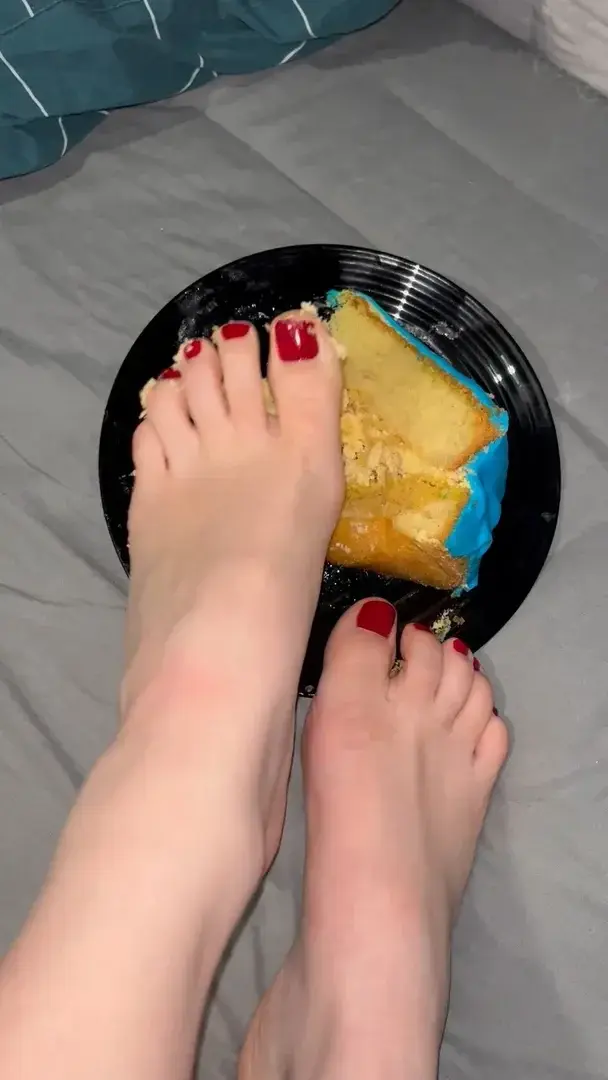 Viens manger 😏 #feetandfood #pieds