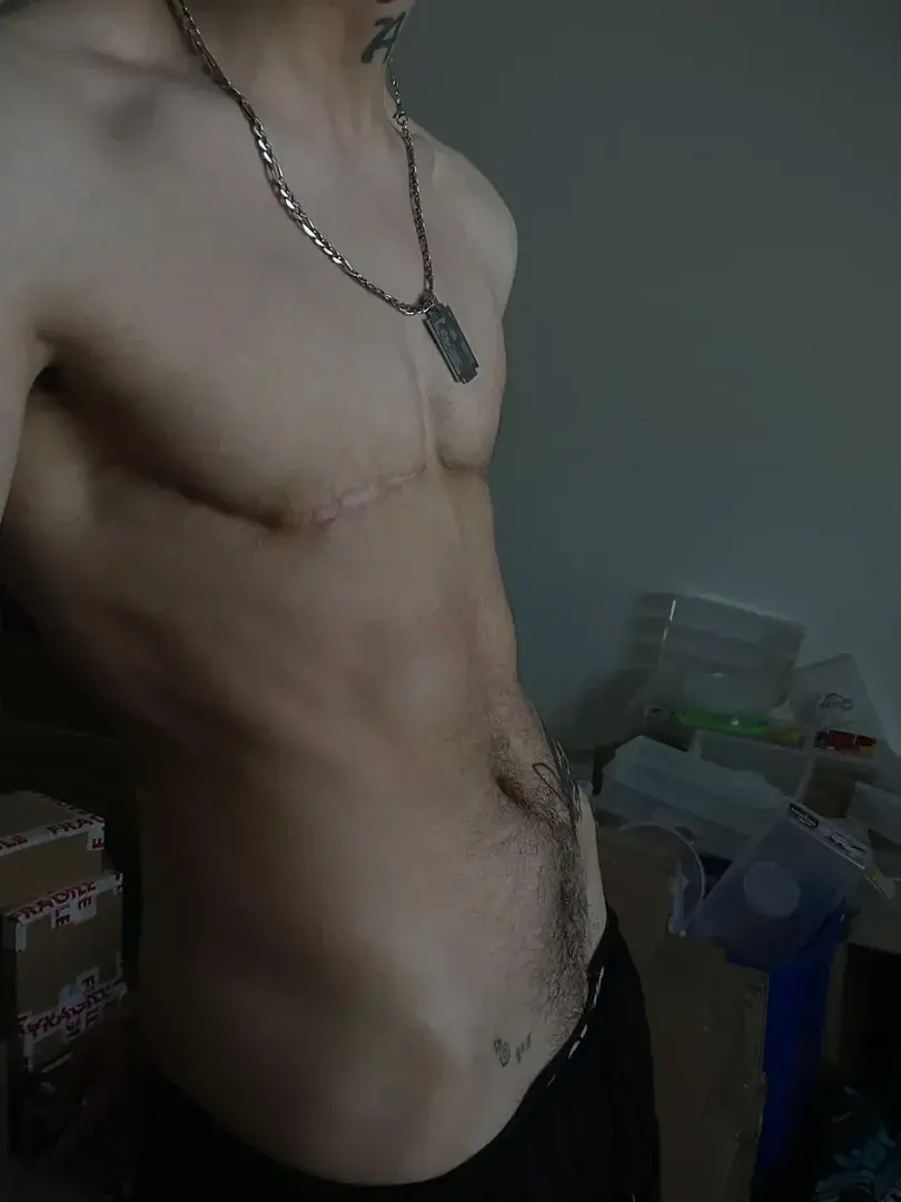 Qui viendrait glisser ses mains sur ce torse et se ventre qui se forment ? 🥵