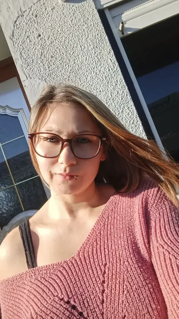 Hey coucou toi 😋 envie de te faire plaisir ? Alors abonnes toi à mon mym , solo et duo disponible 🔥🔥 +1000 médias 💯💯 abonnement sans code= une vidéo offerte 💋 à bientôt 😁 au plaisir de discuter avec toi 💕