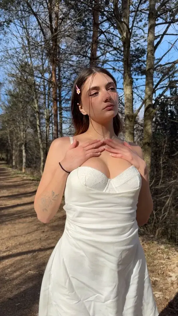 On dirait que je suis une gentille fille bien sage sur cette photo non ? 🫣Une vidéo offerte tous les lundis soirs et 2800+ médias disponibles gratuitement dès l'abonnement ! -20% avec le code BIENVENUE20 🥰 Je serais ravie de discuter avec toi 😇🙄