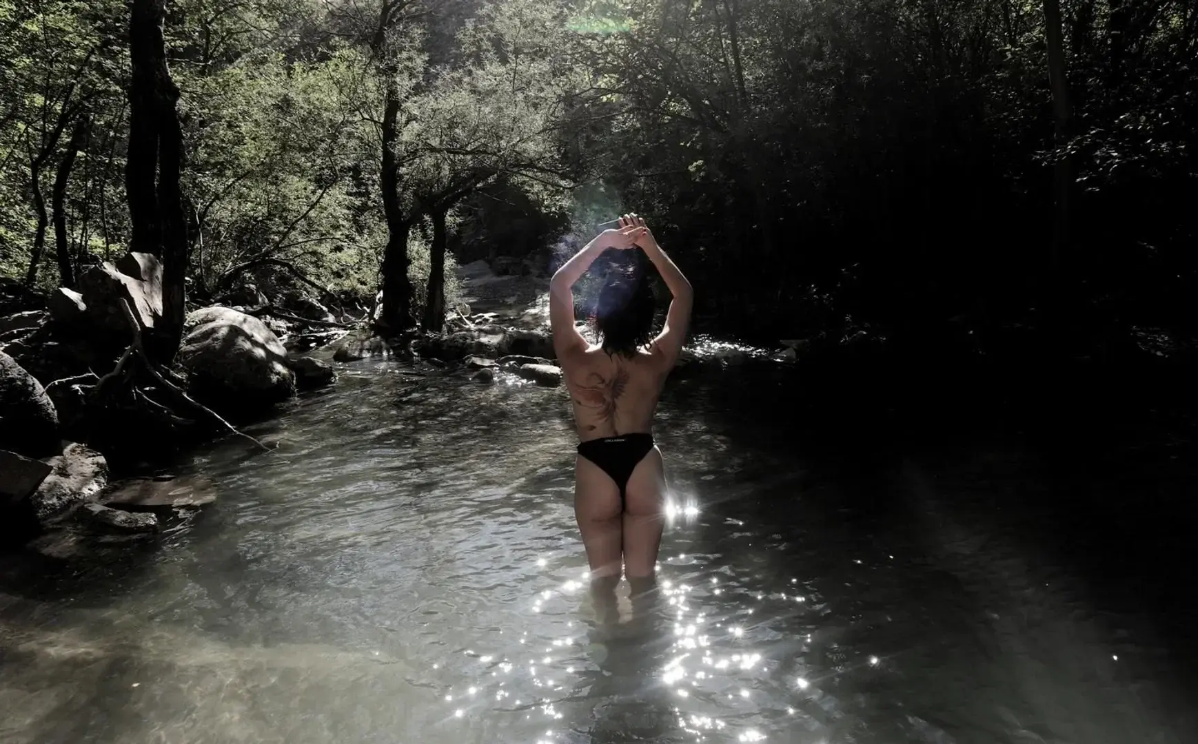 Détente, seule en forêt  ...