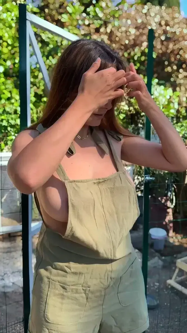 C'est parti pour le thème du mois ! C'est le printemps et j'ai des poulettes alors on se met en mode ONLYFARM ! Au programme : Bikini, bottes de fermes, salopette et présentation de mes poulettes ! Une petite vidéo tous les samedis sur le feed & 2 sets photos dénudés au soleil, gros plan boobies ! De quoi se régaler jusqu'à mon séjour au Maroc avec ma copine prévu le 15 mai qui sera documenté en photo sympa ! Bon printemps à tous !