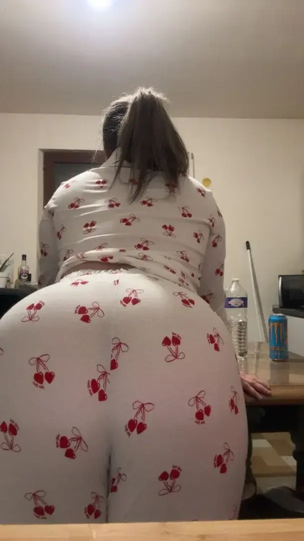 Viens découvrir ce qui se cache en dessous. 💦Je t’attends en message privé 😈