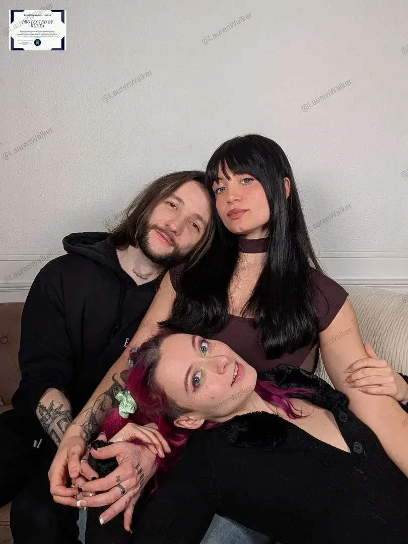 Leak & nude MYM — Laurenwalker : « Hey mes chats 💕 Cette semaine sur mon mym, je vous poste une nouvelle collab de dingue (plus rien ne m'arrête eheh)!! 🙈J'ai passé une journée avec le couple français Noochka et Kern, et on a filmé une baise de folie tout les 3... J'adore quand mes copines me prêtent leurs mecs 🙂‍↕️Sexe passionné et langoureux, 2 nanas vs 1 mec, multiples positions, double fellation, cunni, dirty talk, éjaculation dans la chatte... Bref, le pied 😌Toutes les photos et la sextape de 1H arrivent cette semaine sur mon mym!! Bon visionnage 👀❄️ -40% sur les abonnements ET réabonnements à mon mym jusqu'au 13/03 avec le code : MAID40 » (MYM)
