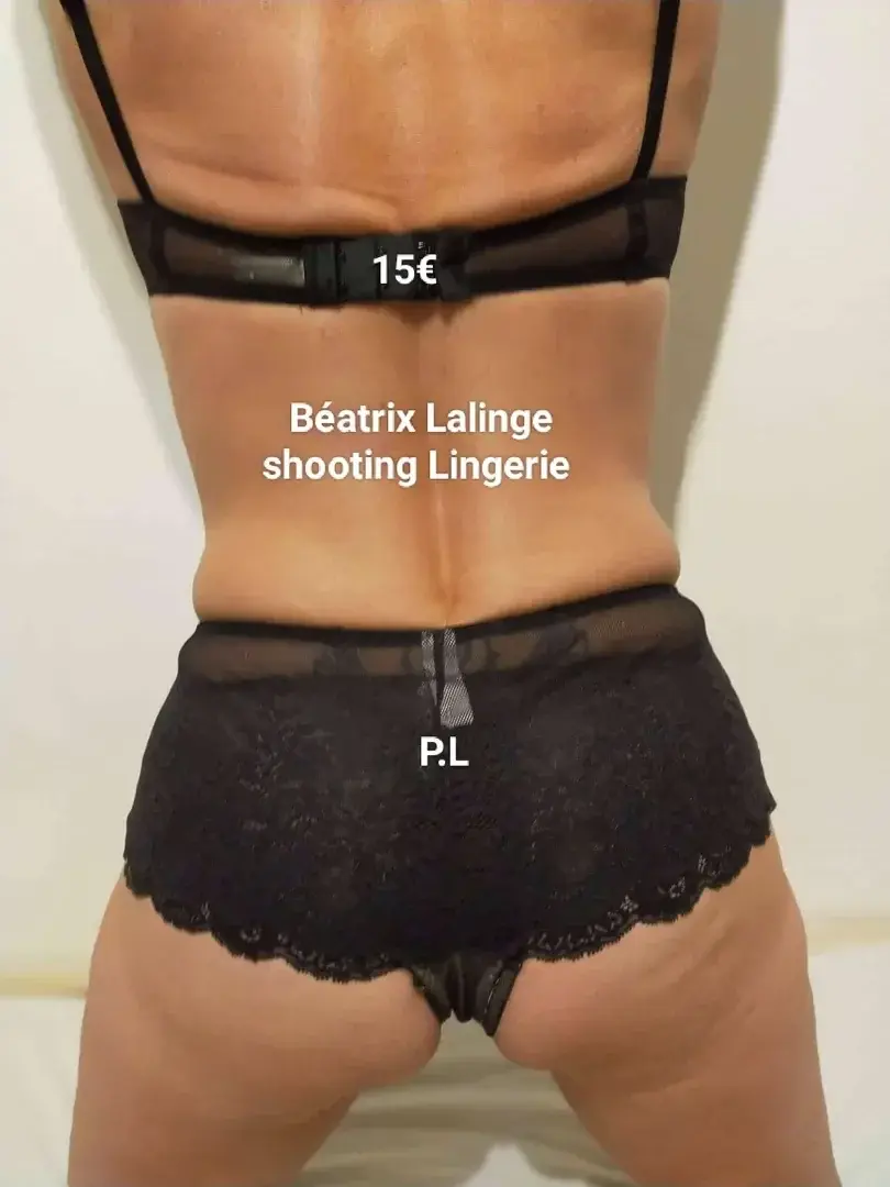 Très bel ensemble hôt. String ouvert, a contempler sur les autres photos non censurées. Dommage.