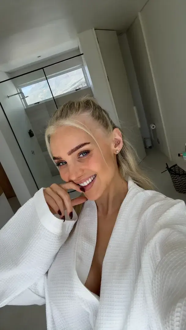 Leak & nude MYM — alexisshv : « Manchmal reicht ein lächeln auch einfach schon aus oder ?😊 » (MYM)