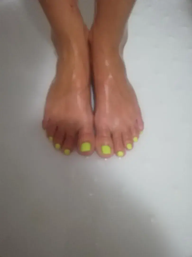 Foot Fetish. look at the Legs and Jerk please😍😍