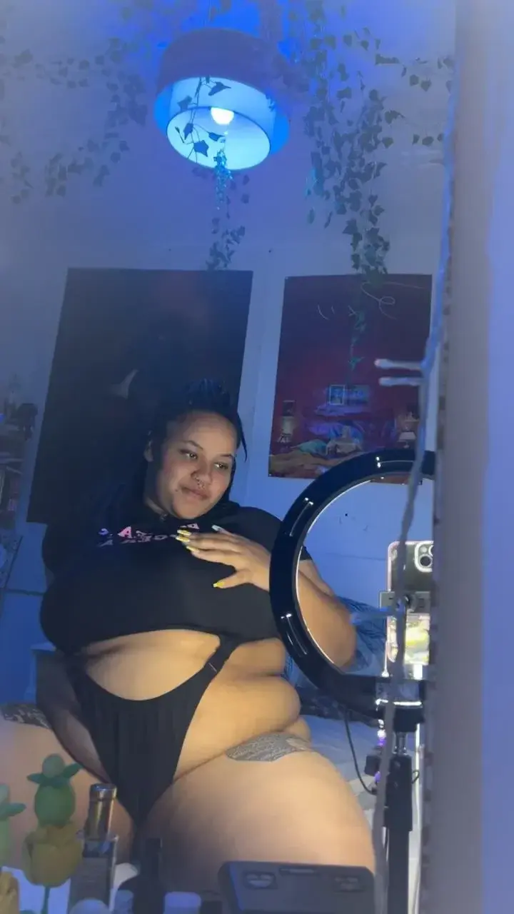 Je tiens jamais en place….⸻ ⸻ ⸻ ⸻ ⸻❥【 Twitter : xAfrodysiaxInstagram : xafrodysiaxSnapchat : xAfrodysiaxPornhub : Afrodysia 】⸻ ⸻ ⸻ ⸻ ⸻✦〘 Envie de me soutenir ?  Découvre ma wishlist sur Throne➞ lien linktree en bio 〙⸻ ⸻ ⸻ ⸻ ⸻♡🖤 𝑨𝒇𝒓𝒐𝒅𝒚𝒔𝒊𝒂 🤍♡ 🐮