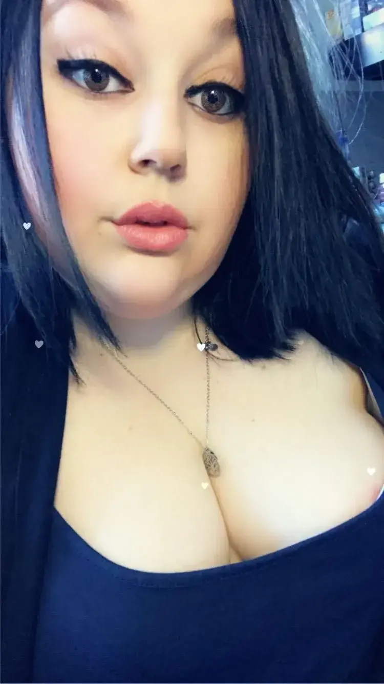 Leak & nude MYM — Curvycass : « Je vous souhaite une bonne journée bien chaude 🔥😘 » (MYM)