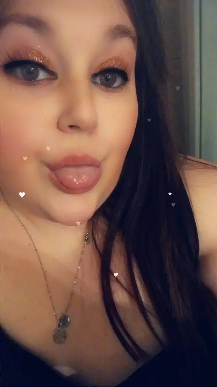 Leak & nude MYM — Curvycass : « Si tu as un peu de temps libre, abonne toi et amusons-nous 💕😛 » (MYM)