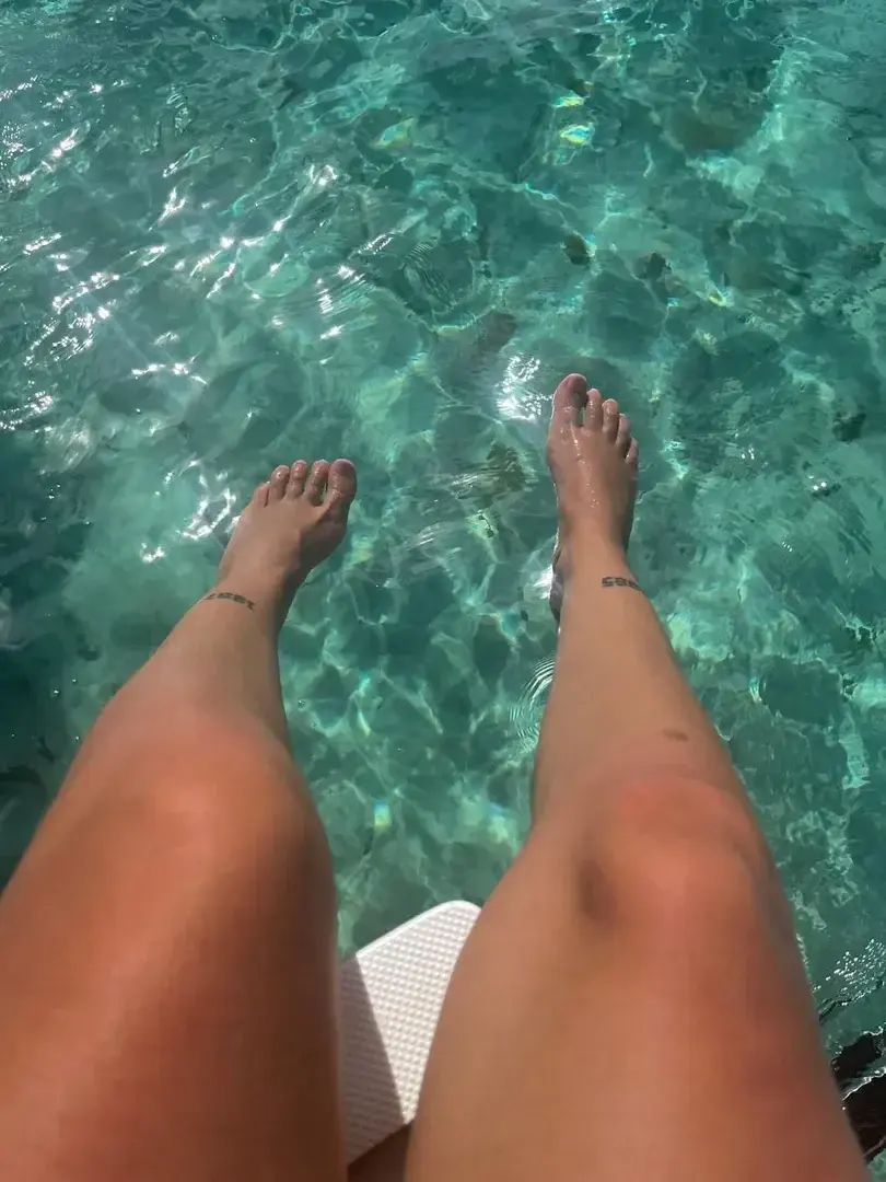 Les pieds dans l’eau 🩵🐠#feetlover #feet #foot #soles #pieds #sexy