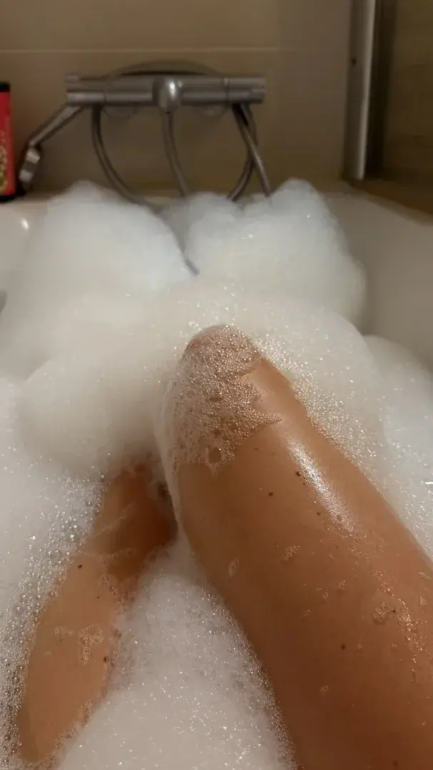 En direct de mon bain et toi tu fais quoi ? 😈(Rejoins moi je vais t’envoyer un mp qui va te faire peter les plombs)