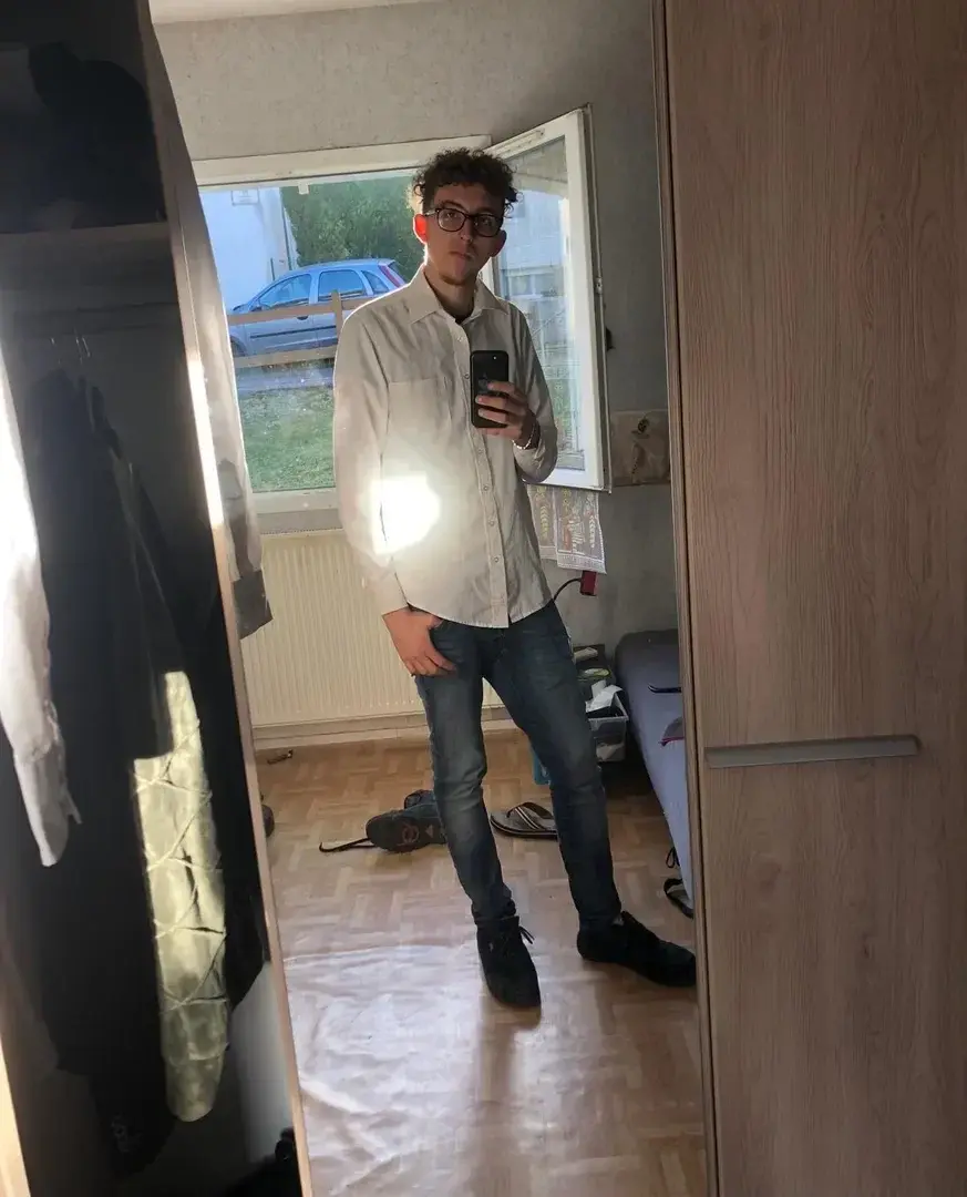 Personne ne veut venir m’aider j’ai trop de vêtements sur moi